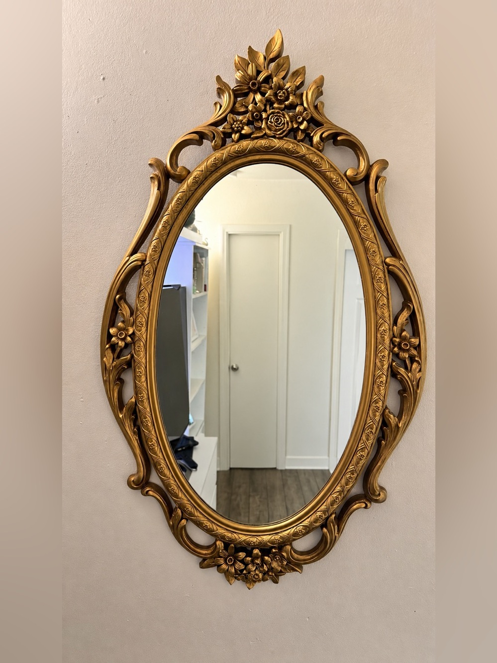 Vintage Ornate Gold Oval Wall Mirror - Elegant Home Wall Decor